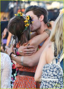 sarah-hyland-dominic-cooper-make-out-at-coachella-14